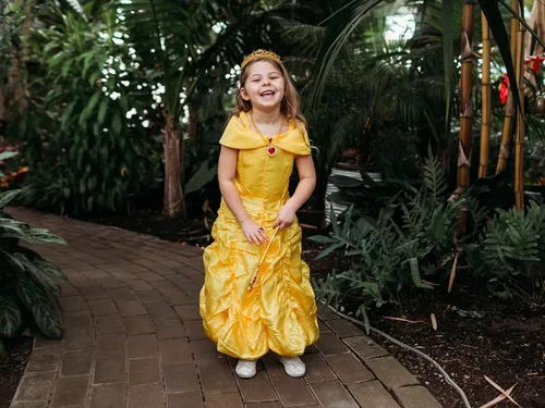 Vista 2 de Funna Disfraz de Bella para niñas, vestido de princesa en capas con hombros descubiertos y accesorios