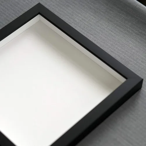 Vista 3 de Caja de sombra de 11 x 14 pulgadas, marco de exhibición de madera maciza negra con respaldo blanco sin ácidos, acrílico UV y accesorios para colgar