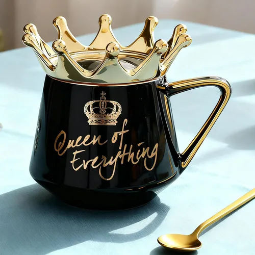 Vista 2 de Arawat Queen of Everything - Taza con tapa, taza negra dulce con corona de café, taza de 12 onzas, regalo con cuchara y posavasos, taza de té