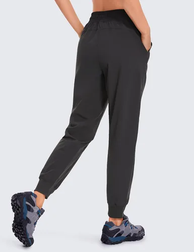 Vista 4 de CRZ YOGA Pantalones deportivos para mujer, impermeables, para exteriores, golf, atléticos, ligeros, con bolsillos con cremallera, de 27 pulgadas