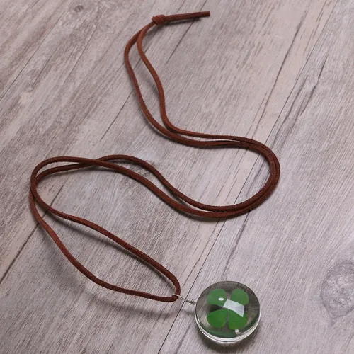 Vista 6 de LUOEM Collar con colgante ovalado de flores prensadas con hojas secas y trébol para mujeres y niñas, Cuero Resina, No es una piedra preciosa
