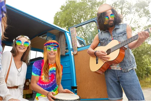 Vista 6 de El disfraz hippie de 5 piezas incluye una camiseta colorida de teñido anudado, peluca marrón dorado, collar de signo de la paz, diadema y lentes