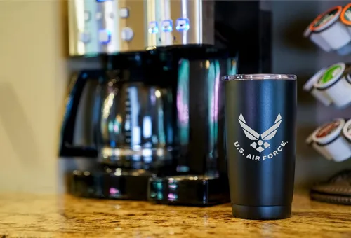 Vista 3 de Military Gift Shop - Vaso de 20 onzas de la Fuerza Aérea, taza de café de acero inoxidable de doble pared con tapa Regalos de la Fuerza Aérea