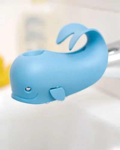 Vista 7 de Skip Hop Cubierta para boquilla de baño para bebé, ajuste universal, color azul MOBY