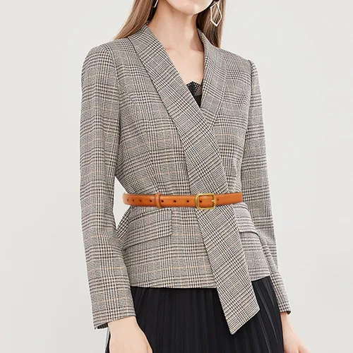Vista 401 de Cinturón de cuero clásico con hebilla de metal para mujer con vestido de jeans