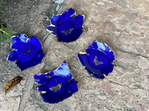 Vista 2 de Plato de anillo de mariposa azul real y dorado, plato de joyería de cerámica hecho a mano, regalo único para mamá, novia, novia, hermana, hija