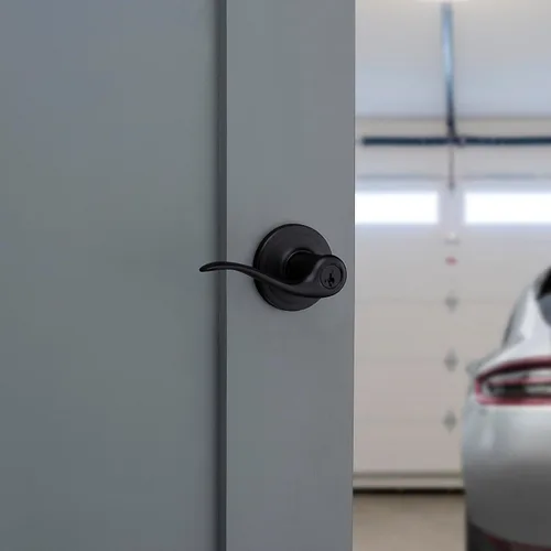 Vista 2 de Kwikset Tustin - Manija de puerta de entrada con cerradura y llave, palanca exterior reversible con cerradura segura, para entrada principal