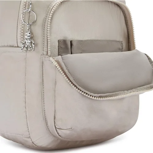 Vista 48 de Kipling Mochila pequeña Seoul para mujer, duradera, correas acolchadas para el hombro con funda para tableta, bolsa, Firma Emb, Mochila para tableta
