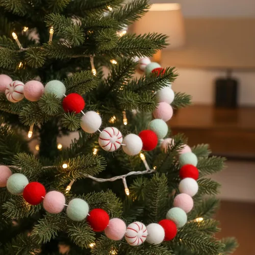 Vista 3 de Guirnalda de bolas de fieltro de Navidad, guirnalda de pompones de 11.8 pies de largo, 32 bolas, 8 guirnaldas de caramelo de menta, guirnalda