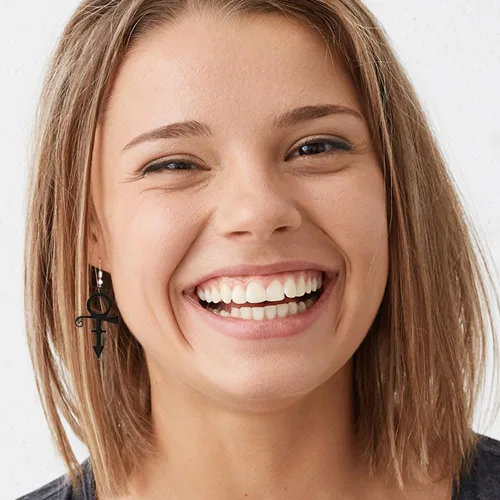 Vista 2 de Aretes colgantes para hombre y mujer, estilo punk, gótico, con símbolos de colores musicales de Prince Rock, 4 pares, Zinc, No es una piedra preciosa