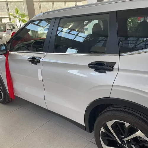 Vista 2 de Accesorios de automóvil aptos para Mitsubishi New Outlander 2022 2023 Cubierta de manija de puerta exterior con orificios de entrada inteligentes