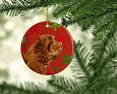 Vista 2 de Caroline's Treasures Sussex Spaniel - Adorno de cerámica de copo de nieve rojo y verde, decoración colgante para árbol de Navidad, decoración