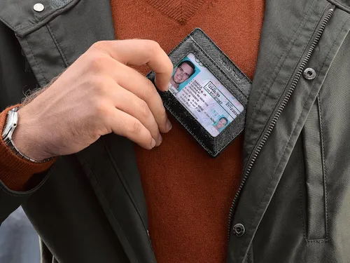 Vista 4 de Cartera compacta de manga RFID de cuero minimalista con clip de dinero 10 tarjetas