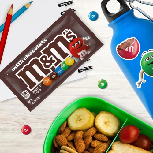 Vista 6 de Caramelos de chocolate con leche de M&M's, bolsa en tamaño de 1.69 oz, caja de 36