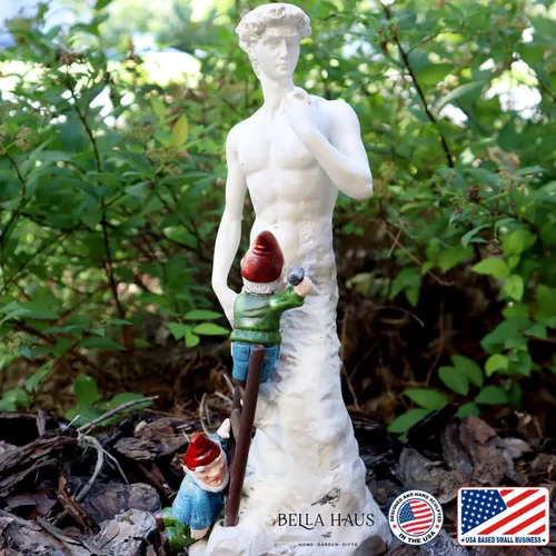 Vista 3 de Historia del arte por gnomos – Michelangelo crea la estatua de David Garden Estatua Poliresina 10.5 pulgadas de alto x 4 pulgadas de ancho x 4.5