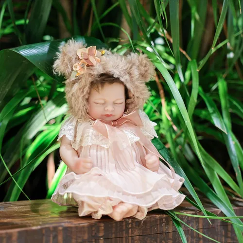 Vista 2 de Muñeca Reborn de 12 pulgadas, cuerpo de vinilo completo, realista, con sombrero de oso marrón y características suaves, regalo cómodo para niños