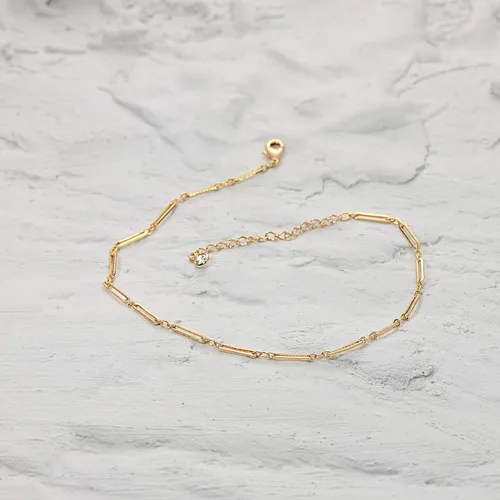 Vista 4 de LOYATA - Tobillera delicada bañada en oro de 14 quilates para mujeres, con pequeña cruz de circonia cúbica blanca y borlas bonita joyería