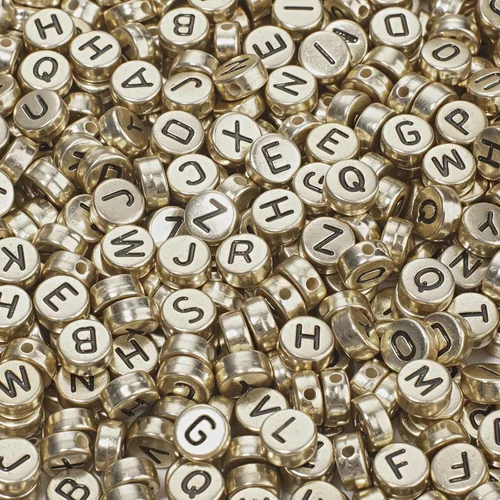Vista 7 de 900 cuentas acrílicas doradas de letras del alfabeto, letras coloridas del alfabeto, cuentas de cubo negro para pulseras de la amistad y regalos