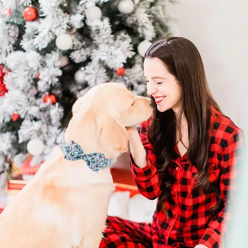 Vista 2 de Collar de Navidad para Perro con Pajarita - Lindo Collar de Cachorro Azul con Patrón Navideño de Cereza y Caramelo, Hebilla de Metal Ajustable
