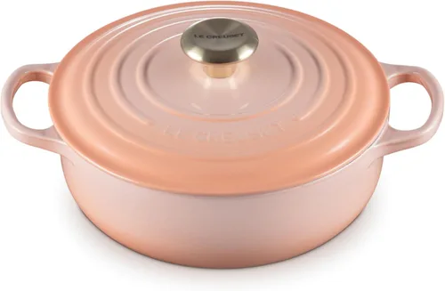Vista 15 de Le Creuset Horno Sauteuse Signature de hierro fundido esmaltado, 3.5 cuartos, Caribe