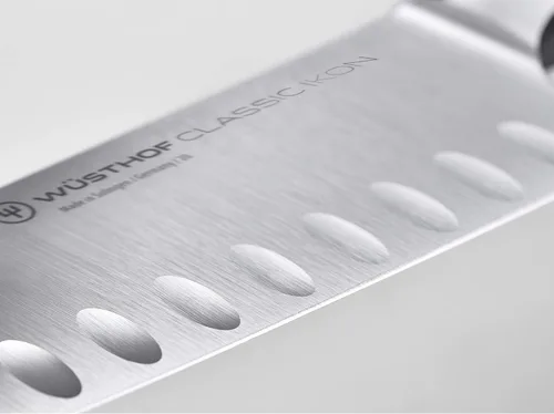 Vista 2 de WÜSTHOF Classic IKON Cuchillo Santoku de borde hueco de 5 pulgadas, color negro