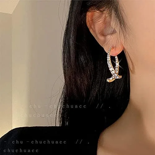 Vista 4 de Aretes curvados con cruz, chapados en oro de 18 quilates para mujer, aretes de cruz de diamante para oreja, regalos de joyería para mujeres