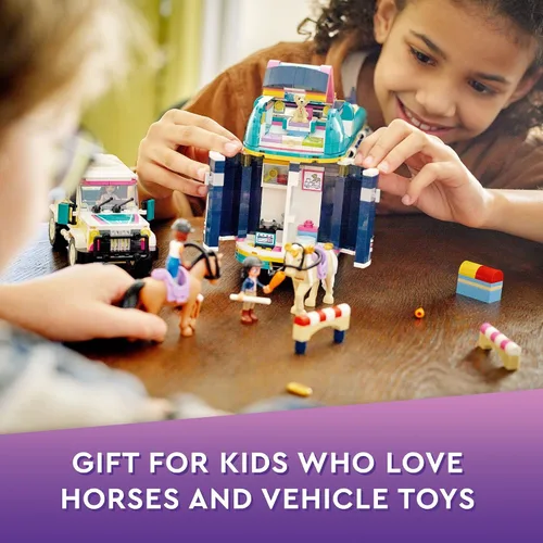 Vista 7 de LEGO Friends Remolque de Espectáculo Ecuestre 41722, juguete de caballo para niñas y niños de 8 años en adelante con 2 caballos, coche SUV