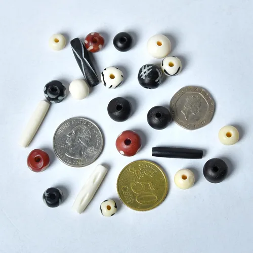 Vista 6 de Surtido de cuentas de hueso talladas a mano para hacer joyas y manualidades, 130 piezas, cuentas naturales africanas y nativas americanas en negro