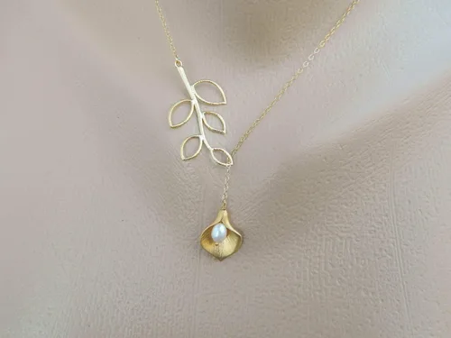 Vista 3 de Bridesmaid Gifts, Set of FOUR, Calla Lily Necklace, GOLD Lariat Necklace, Bridesmaid Jewelry, Bridesmaid Necklace, Wedding Necklace