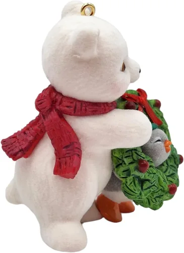 Vista 4 de Hallmark Adorno navideño de recuerdo 2019 con fecha de año Bola de nieve y esmoquin Decking The Halls Oso polar y pingüino