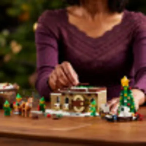 Vista 3 de LEGO Elf Club House (10275) Kit de construcción; un proyecto atractivo y una gran idea de regalo de vacaciones para adultos, nuevo 2021