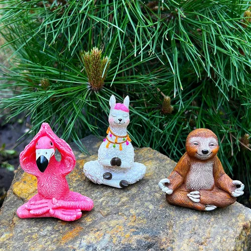 Vista 6 de Mood Lab Figuras de jardín – Juego de flamenco, llama y perezoso (3 piezas) en postura de meditación de yoga – Estatuas decorativas en miniatura