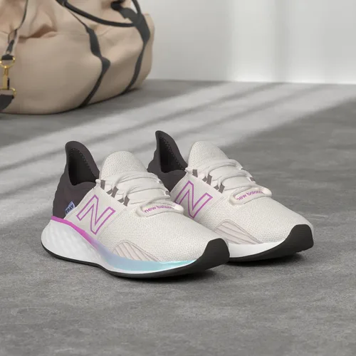 Vista 6 de New Balance - Tenis deportivos para correr Fresh Foam Roav' Road para mujer