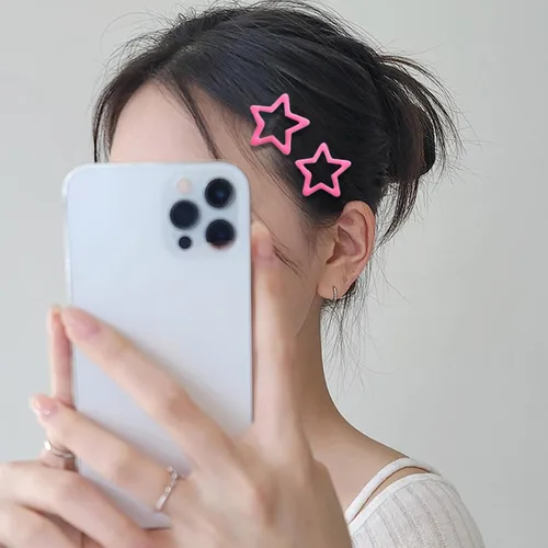 Vista 4 de 10 pinzas para el cabello con forma de estrella roja clara, pasadores para el cabello para niñas, pinzas pequeñas Y2K, antideslizantes, estrellas