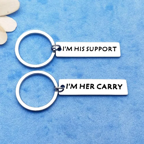 Vista 4 de Regalos para parejas, juego de llaveros para él y ella, regalo de San Valentín, regalo de San Valentín, llavero con texto en inglés "I'm Her Carry