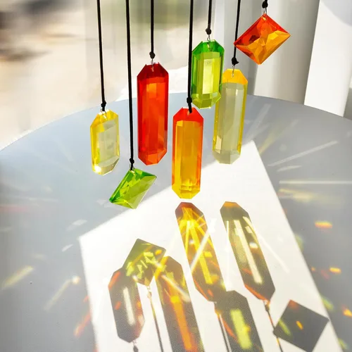 Vista 4 de HDCRYSTALGIFTS 7 piezas de prismas de cristal atrapasoles para colgar en ventanas, atrapasoles de cristal arcoíris colgantes para ventanas