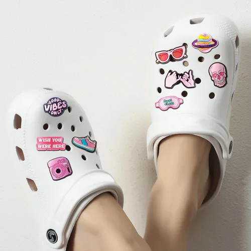 Vista 2 de IOKUKI 35 dijes rosados para zapatos para niñas y mujeres, decoración estética de zapatos para sandalias de zuecos, regalos de fiesta rosa