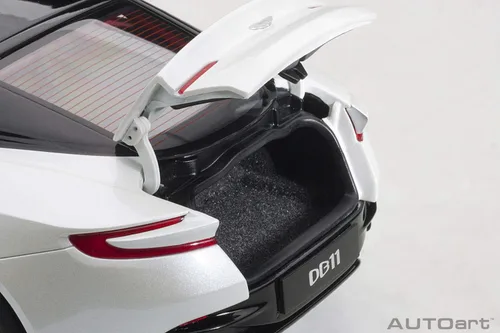 Vista 5 de Autoart Aston Martin DB11 Morning Frost White Metallic con parte superior negra e interior rojo modelo 1/18