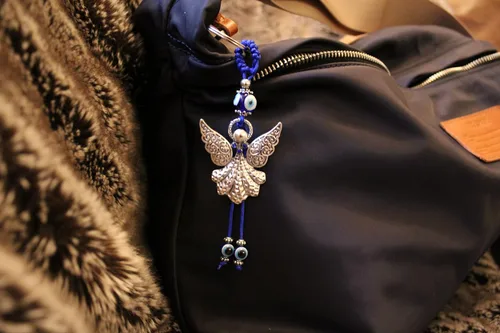 Vista 5 de LUCKBOOSTIUM Hermoso ángel con cristal azul y adorno colgante de mal de ojo, dijes de buena suerte, llaves del hogar, bolso, bolsos y accesorios