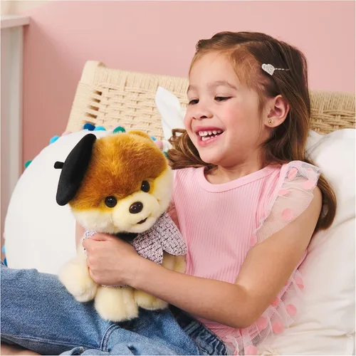 Vista 3 de GUND Boo, El perro más lindo del mundo con gorro parisino de peluche, muñeco de perro pomerania para edades de 1 año en adelante, 9 pulgadas