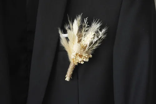 Vista 4 de Flores secas blancas Boho Pampas Boutonniere secas, ramo de flores secas rústicas, pin de solapa para mujeres/novios para hombres (B01)