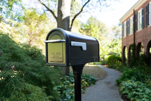 Vista 2 de Architectural Mailboxes Chadwick Buzón de correo de montaje en poste de acero galvanizado, 8950B-10, color negro, capacidad media