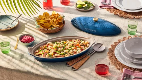 Vista 5 de Le Creuset - Cacerola de cerámica Heritage para pescado, 1.7 cuartos de galón, Marsella