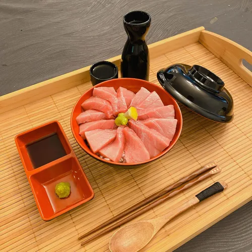 Vista 6 de Juego de 4 tazas de sake de porcelana de estilo japonés, juego de tazas pequeñas de cerámica para sake caliente o frío, tazas de sake tradicionales