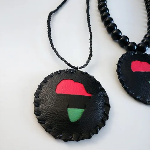 Vista 7 de Brownskin Things Africa Medallion Necklace, Faux Leather 90’s Africa Medallion, Beaded Necklace, Old School Hip Hop Accessories, RGB Flag, Handmade