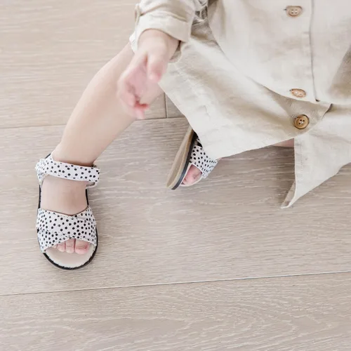 Vista 4 de Piper Finn Sandalias clásicas para bebés y niños pequeños, zapatos casuales de verano, zapatos para primeros pasos, sandalias para niñas pequeñas