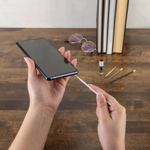 Vista 7 de iFixit Kit de limpieza de precisión: teléfono, computadora portátil, tableta