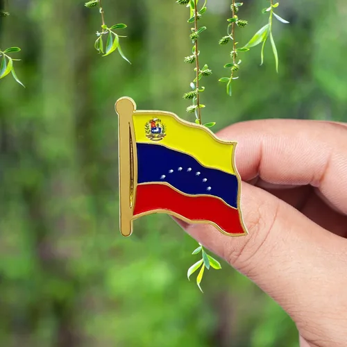 Vista 3 de HSQCEZ Paquete de 4 pines de solapa con bandera de Venezuela, banderas venezolanas, sombrero, mochilas, decoración de traje y regalos patrióticos