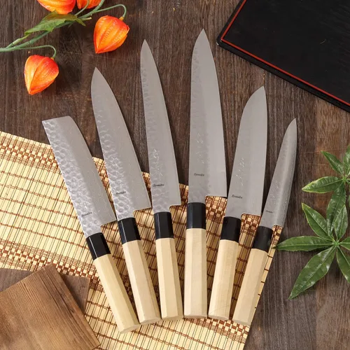 Vista 7 de Cuchillo japonés martillado Damasco VG-10 46 capas de mango de madera de magnolia octogonal, 6 pulgadas (5.906 in)