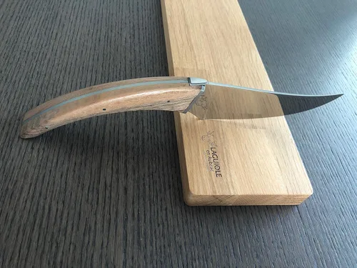 Vista 2 de Laguiole en Aubrac Cuchillo de queso hecho a mano 'Le Buron' KMF99NOI/LZB1 Mango de nogal